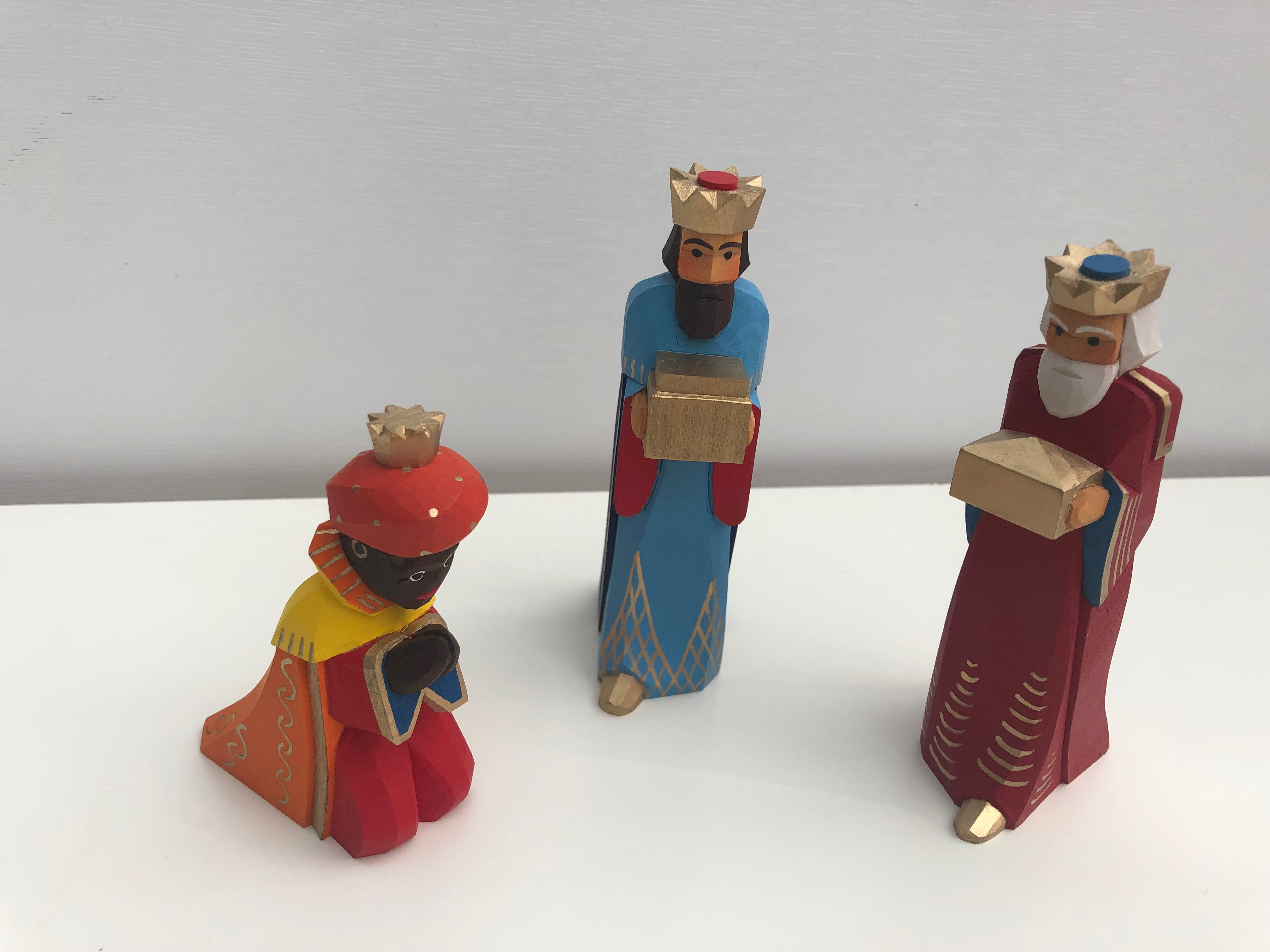 Sievers-Hahn Krippenfiguren Set mit den Heiligen Drei Königen,  3teilig, Caspar mit orangefarbigem Mantel. Melchior und Balthasar